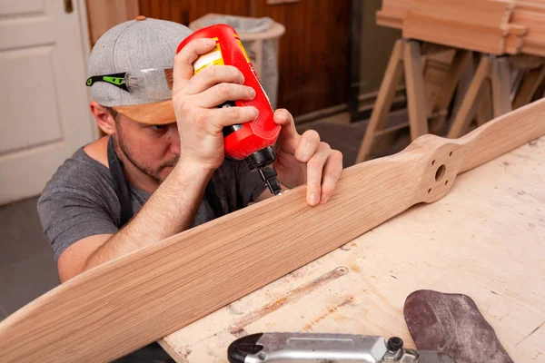 Primer Plano Joven Carpintero Constructor Igual Pegamentos Tablero Madera Taller — Foto de Stock