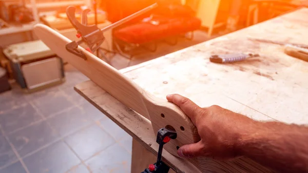 关闭一个年轻的男子建设者木匠工作在车间木板 — 图库照片