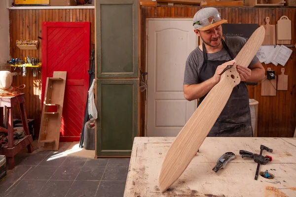 Menuisier Expérimenté Vêtements Travail Propriétaire Petite Taille Travaillant Dans Atelier — Photo