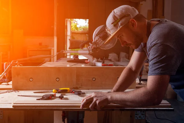 Erfahrener Tischler Arbeitskleidung Und Kleinunternehmer Der Der Werkstatt Mit Holz — Stockfoto