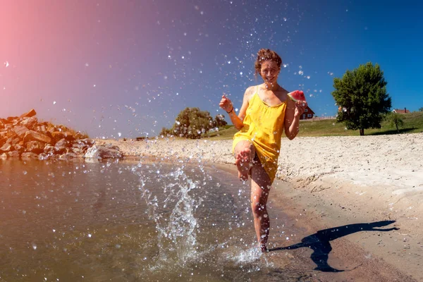 Una Donna Dai Capelli Scuri Allegra Sorride Cammina Lungo Spiaggia — Foto Stock