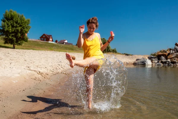 Uma Mulher Alegre Cabelos Escuros Sorri Caminha Longo Praia Chuta — Fotografia de Stock