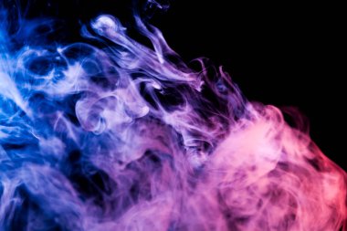 Yoğun mor, pembe ve mavi siyah bir duman arka plan izole. Duman vap arka plan