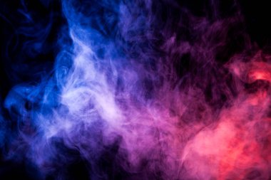Yoğun mor, pembe ve mavi siyah bir duman arka plan izole. Duman vap arka plan