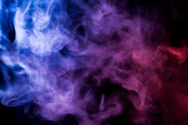 Yoğun mor, pembe ve mavi siyah bir duman arka plan izole. Duman vap arka plan