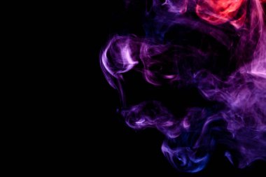 Kalın mor, pembe ve mavi siyah bir duman arka plan izole. Vap duman arka plan
