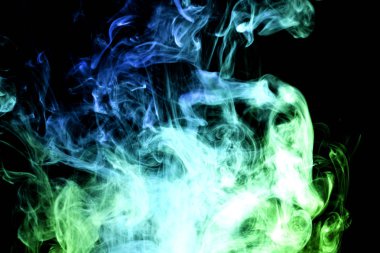 Yeşil ve mavi siyah adam duman