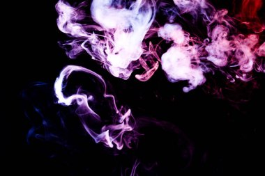 Pembe, mor, mavi siyah bir duman bulutu arka plan izole. Vap duman arka plan