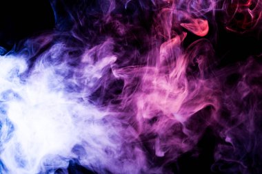 Mor, pembe ve mavi bulut üzerinde siyah izole adam duman