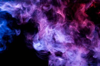 Mor, pembe ve mavi bulut üzerinde siyah izole adam duman