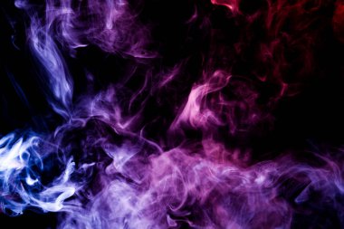 Pembe ve mavi bulut duman siyah arka plan izole. Vap duman arka plan