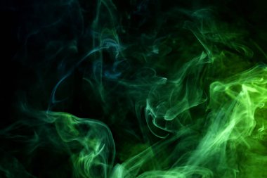 Mavi ve yeşil siyah bir duman bulutu arka plan izole. Vap duman arka plan