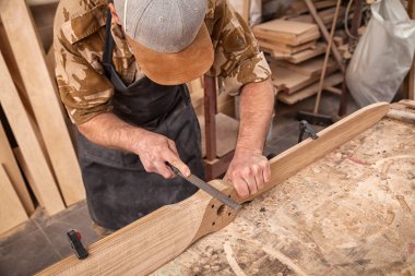 Ahşap ürün atölye, keski ile tedavi bir ekose gömlek giyiyor genç adam Oluşturucusu'nun yakın yakın çekim
