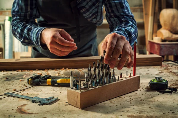 Gros Plan Menuisier Expérimenté Vêtements Travail Petit Propriétaire Buiness Choisit — Photo