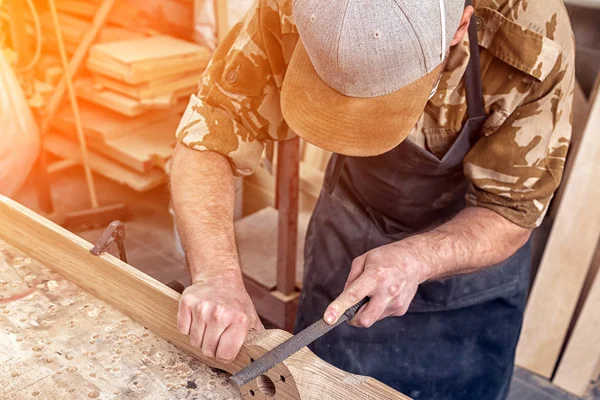 Närbild Ung Man Builder Klädd Rutig Skjorta Att Behandla Trä — Stockfoto