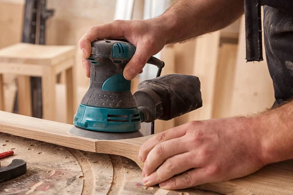 Nahaufnahme Eines Jungen Mannes Der Der Werkstatt Mit Einem Zufallsschleifer — Stockfoto