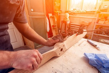  Bir adam marangoz bir Cap, gözlük kadar yakın ve bir T-shirt bir ahşap arka plan atölye birçok araç zımpara 