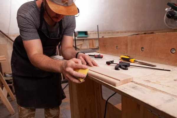 Primer Plano Trabajador Con Gorra Camisa Pule Bloque Madera Con — Foto de Stock