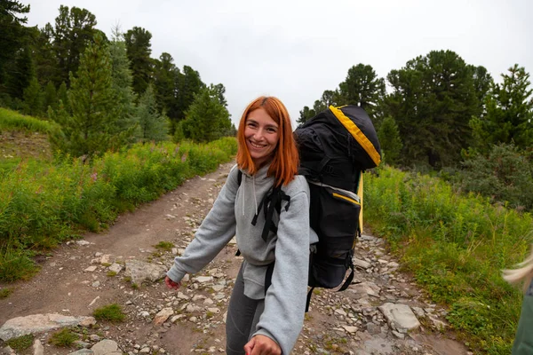 Mulher Caminhando Com Mochila Sorrisos Alegremente Gosta Uma Caminhada Nas — Fotografia de Stock