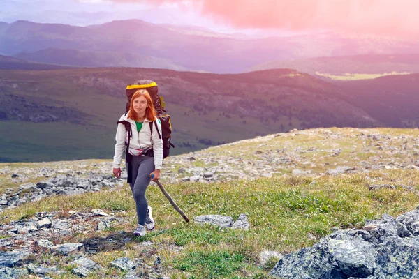 Mulher Caminhando Com Mochila Sorrisos Alegremente Gosta Uma Caminhada Nas — Fotografia de Stock