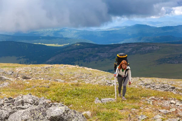 Momento Atmosférico Nas Montanhas Caminhada Mulher Com Mochila Viajante Topo — Fotografia de Stock