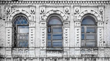 Bir ağaç eski windows eski evinde bir konak Close-up eski beyaz tuğla yaptı 