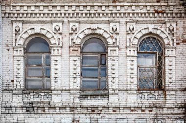 Bir ağaç eski windows eski evinde bir konak Close-up eski beyaz tuğla yaptı 