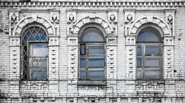 Bir ağaç eski windows eski evinde bir konak Close-up eski beyaz tuğla yaptı 