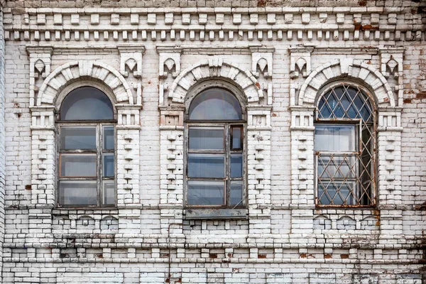 Bir ağaç eski windows eski evinde bir konak Close-up eski beyaz tuğla yaptı 