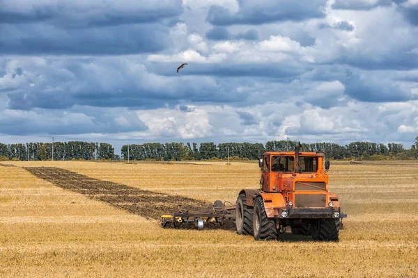 Egy Narancssárga Modern Traktor Ekék Föld — Stock Fotó