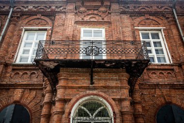 Eski bir ev bir köşk ile beyaz bir eski windows ile ahşap metal sundurma Close-up eski tuğla yaptı 