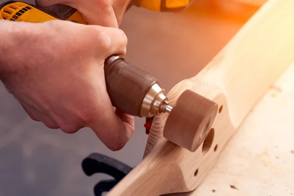 Nahaufnahme Eines Jungen Mannes Baumeister Schreiner Gleicht Polieren Von Holzbrettern — Stockfoto