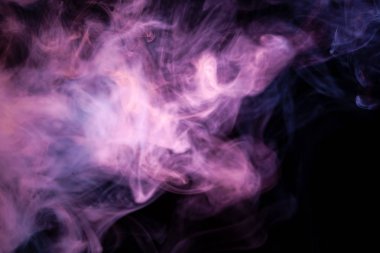 Kalın pembe ve mor duman siyah Yalıtılmış zemin. Vap duman arka plan