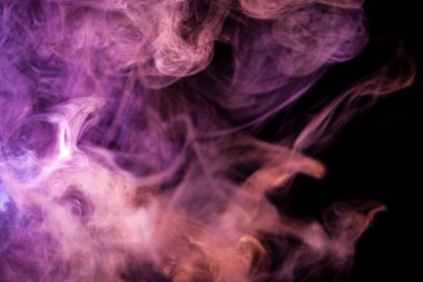 Kalın pembe ve mor duman siyah Yalıtılmış zemin. Vap duman arka plan