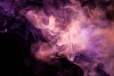 Kalın pembe ve mor duman siyah Yalıtılmış zemin. Vap duman arka plan