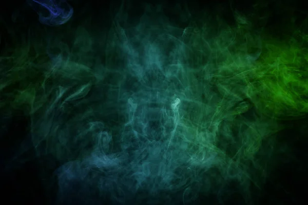Голубое Зеленое Облако Дыма Над Черным Изолированным Бэкграундом — стоковое фото