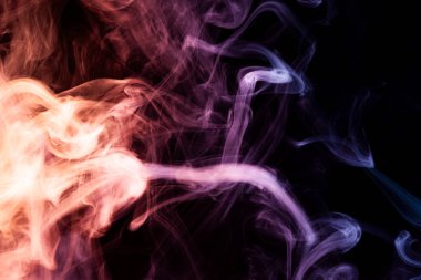 Pembe, mor ve mavi siyah bir duman bulutu arka plan izole. Vap duman arka plan