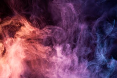 Pembe, mor ve mavi siyah bir duman bulutu arka plan izole. Vap duman arka plan