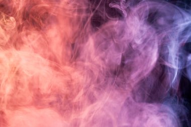 Kırmızı anad mor bulut üzerinde siyah izole adam duman