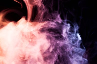 Kırmızı anad mor bulut üzerinde siyah izole adam duman