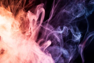 Renkli pembe, mavi ve kırmızı siyah bir duman arka plan izole. Vap duman arka plan