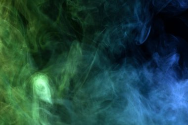 Mavi ve yeşil bulut üzerinde siyah izole adam duman