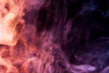 Renkli pembe, mavi ve kırmızı siyah bir duman arka plan izole. Vap duman arka plan