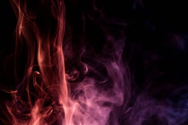 Yoğun çok renkli duman kırmızı, mavi ve mor renkler bir siyah arka plan izole. Duman vap arka plan