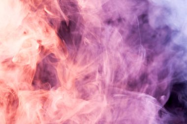 Yoğun çok renkli duman kırmızı, mavi ve mor renkler bir siyah arka plan izole. Duman vap arka plan