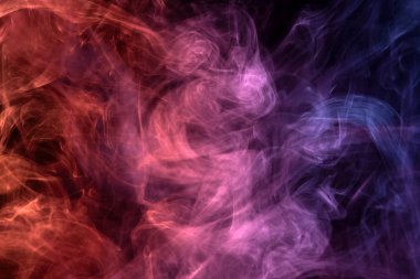 Yoğun çok renkli duman kırmızı, mavi ve mor renkler bir siyah arka plan izole. Duman vap arka plan