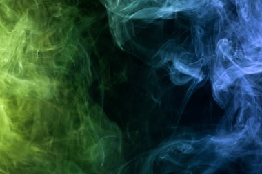 Kalın renkli mavi ve yeşil siyah bir duman arka plan izole. Vap duman arka plan