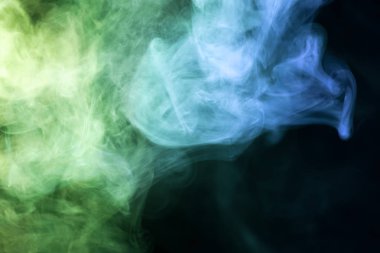 Renkli yeşil ve mavi siyah bir duman arka plan izole. Vap duman arka plan