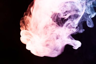 Kırmızı, mavi ve mor siyah adam üzerinde duman