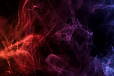 Kalın kırmızı, pembe ve mavi siyah bir duman arka plan izole. Vap duman arka plan